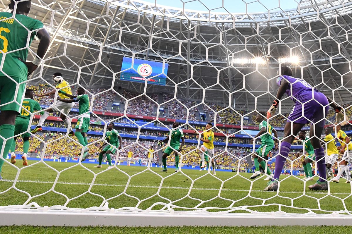 El arquero de Senegal no pudo hacer nada ante el certero cabezazo del defensor colombiano. (Foto Prensa Libre: AFP)