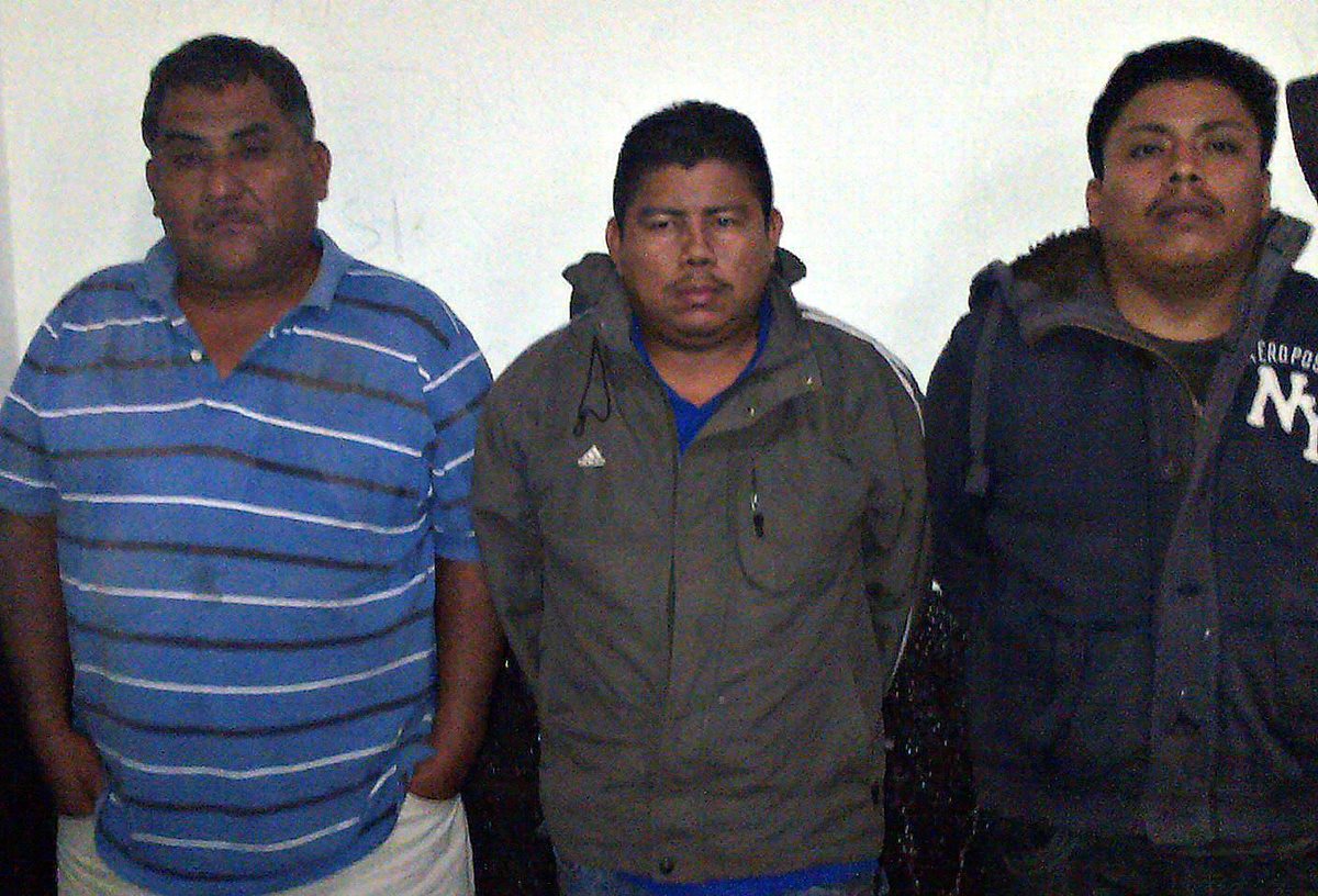 Los tres presuntos contrabandistas son trasladados a la subestación policial en La Esperanza, Quetzaltenango. (Foto Prensa Libre: Carlos Ventura)