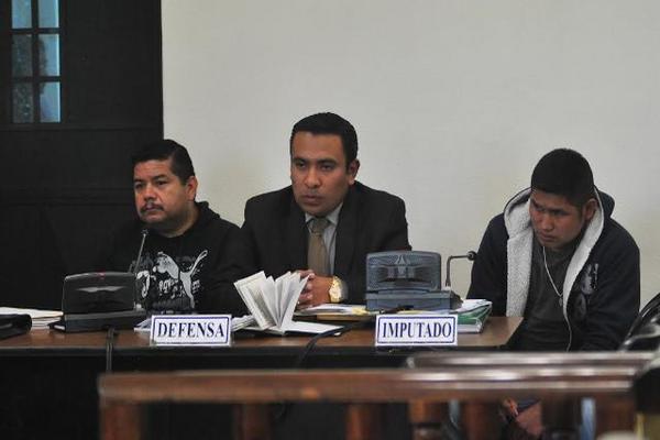 Dos agentes de la PNC son acusados de ejecución extrajudicial, pero la audiencia fue suspendida hoy. (Foto Prensa Libre: Alejandra Martínez)<br _mce_bogus="1"/>