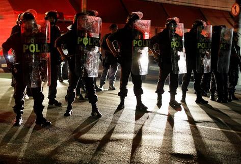 Los policías piden un ajuste salarial y un plan de ascensos. De no encontrar alternativa, amenazaron con huelga durante el Mundial. (Foto Prensa Libre: AP)
