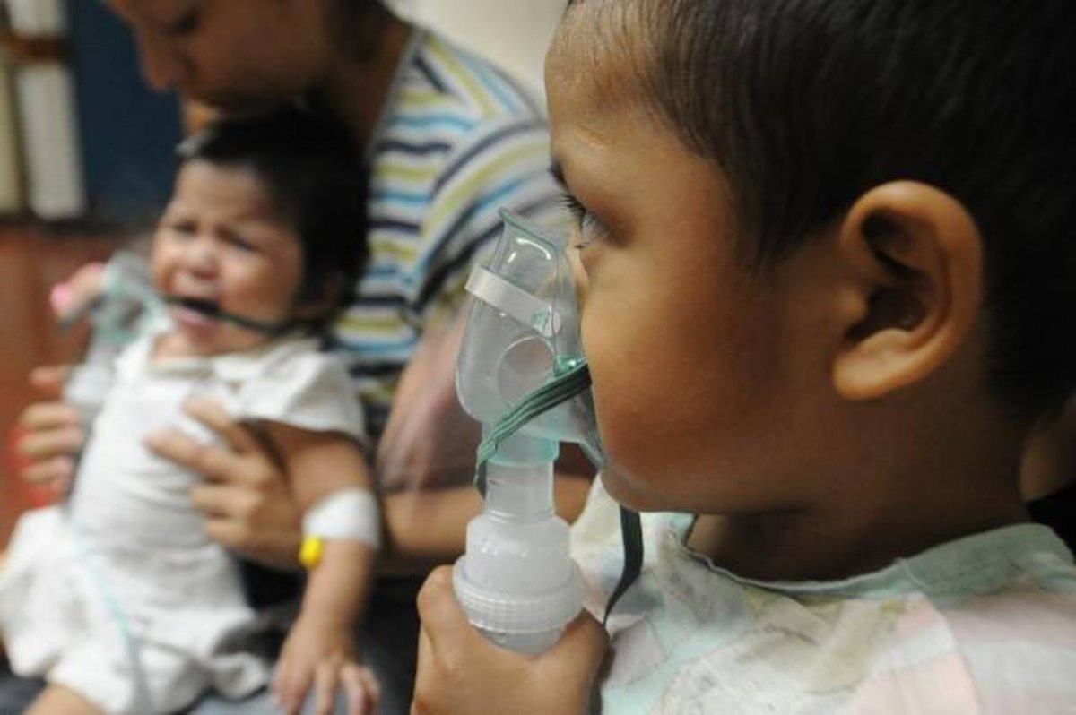 La situación epidemiológica respiratoria afecta a la región centroamericana. (Foto Prensa Libre: EFE).