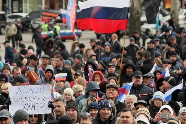 Cientos de activistas prorusos se manifestan en Donetsk, Ucrania. (Foto Prensa Libre:AFP)