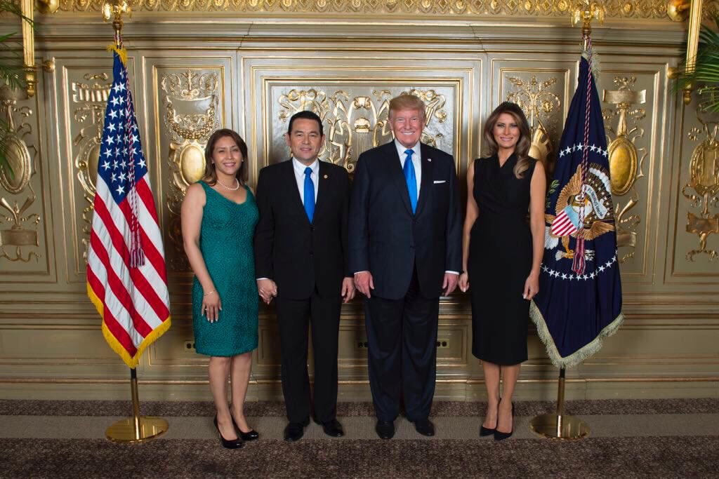 Patricia y Jimmy Morales, junto a Melania y Donald Trump en una actividad celebrada en Nueva York, en septiembre del año pasado. (Foto Prensa Libre: Hemeroteca PL)