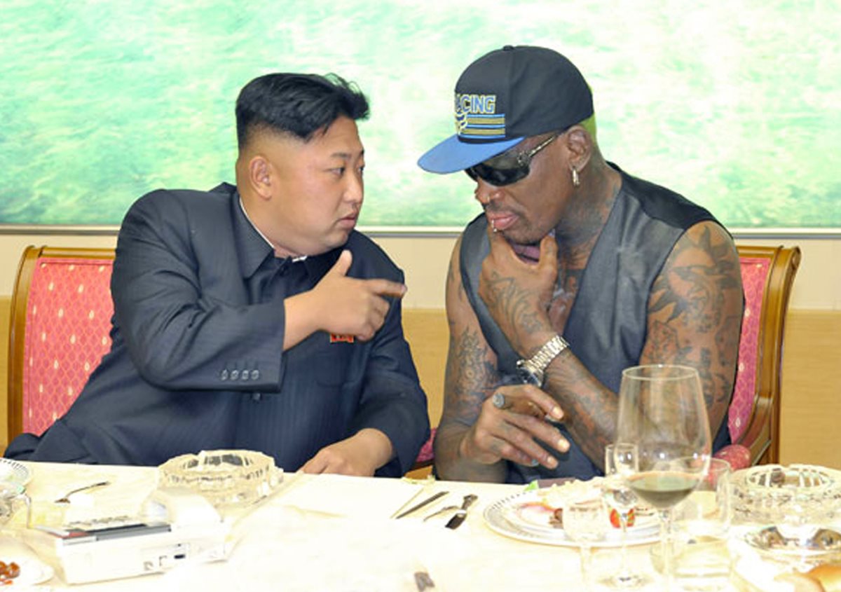 Dennis Rodman -derecha-, exjugador de la NBA, es considerado un hombre cercano a Kim y a Trump. (Foto Prensa Libre: AP)