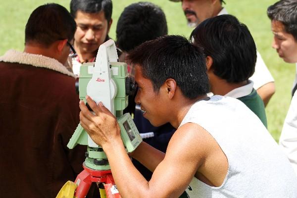 Un estudiante  practica con un instrumento de medición.