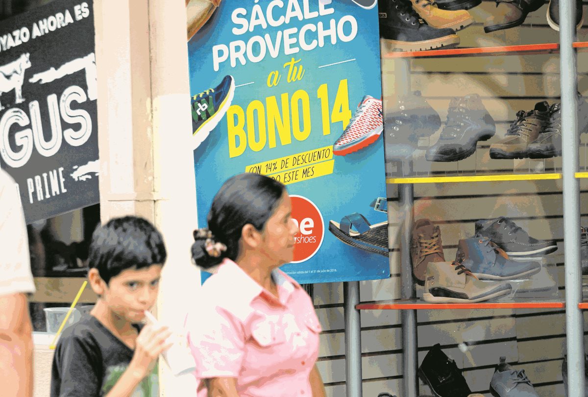 Guatemaltecos que reciben el bono 14 aumentan su poder adquisitivo. (Foto Prensa Libre: Hemeroteca PL)