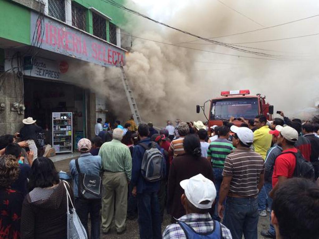 Curiosos observan el incendio en el mercado de Cobán, Alta Verapaz. (Foto Prensa Libre: Eduardo Sam)