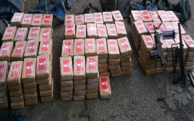 Autoridades señalan que la sustancia corresponde a un tumbre de droga. (Foto Prensa Libre: Policía Nacional de Panamá)