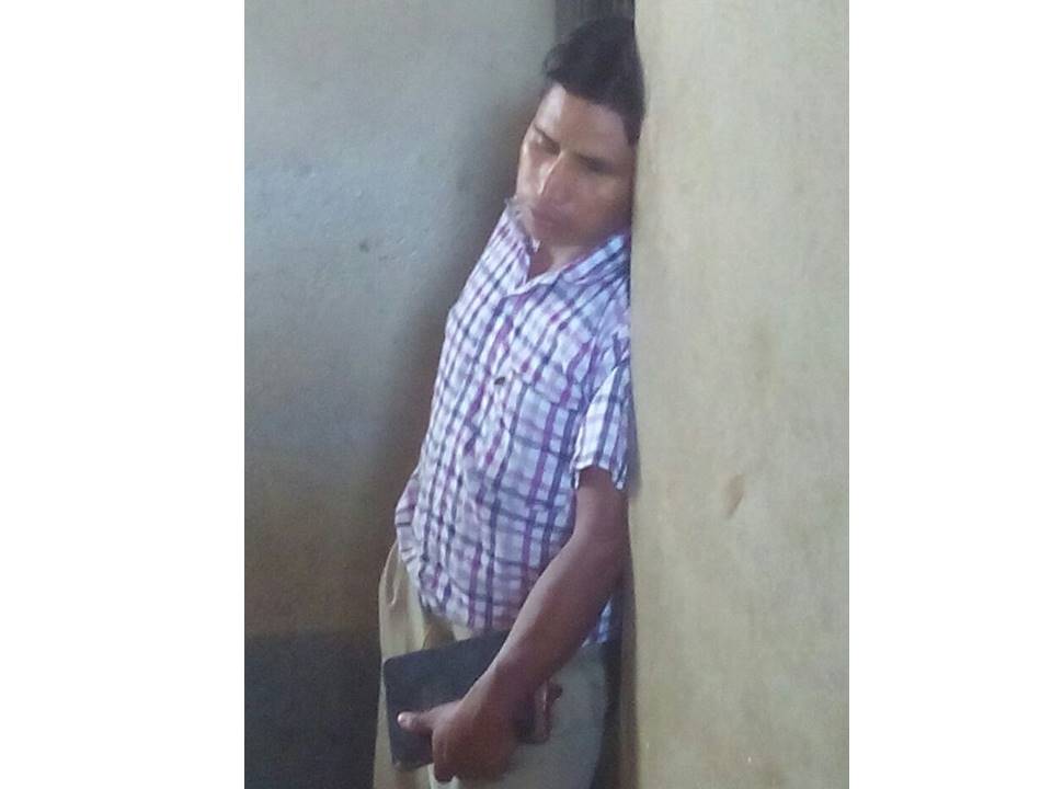 Evelio Neptalí Méndez Hernández es aprehendido en Coatepeque, sindicado de haberle quemado las manos a su hijo. (Foto Prensa Libre: Alexánder Coyoy)