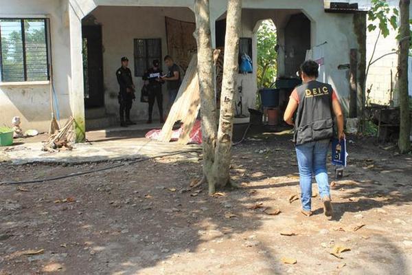 Escena de crimen, en Puerto San José. (Foto Prensa Libre: Enrique Paredes)