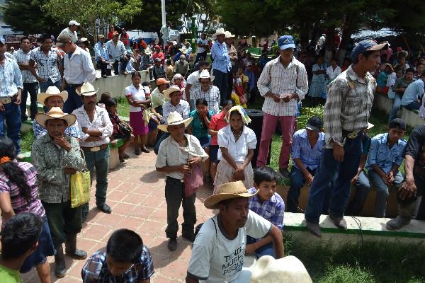 Pobladores, durante la manifestación en Olopa.