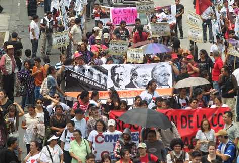 Los manifestantes  demandan a la CC que se analice por segunda ocasión la resolución que dejó sin efecto la sentencia impuesta a Ríos Montt.