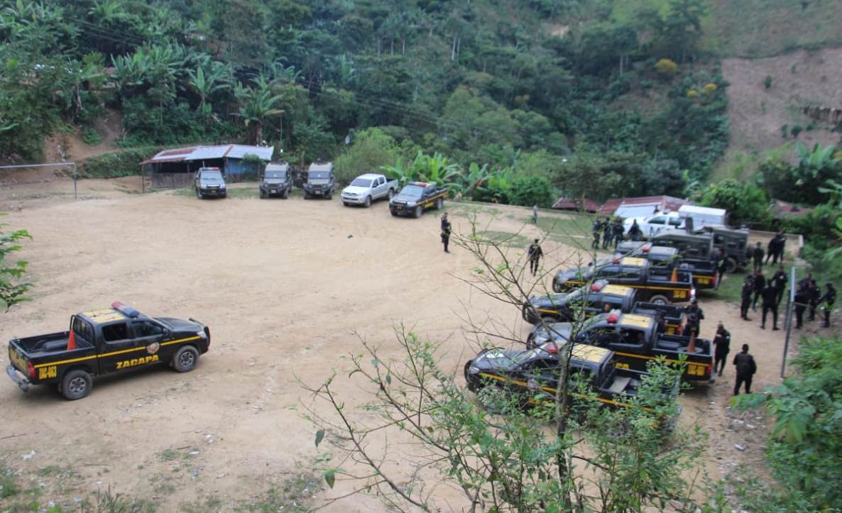 La PNC utilizó varias unidades y vehículos de Fuerza Chortí para evitar que los pobladores se opusieran a los operativos.  (Foto Prensa Libre: Mario Morales)