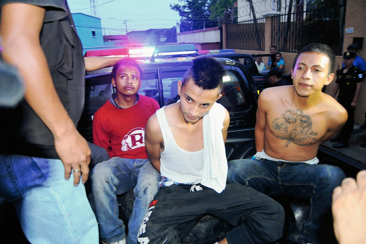 Presuntos pandilleros fueron capturados  en un allanamiento que la PNC llevó a cabo en una vivienda de Coatepeque, Quetzaltenango. (Foto Prensa Libre: Alexánder Coyoy)