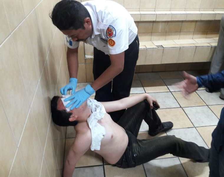Un estudiante es atendido por un socorrista en el edificio S-2 de la Usac. (Foto Prensa Libre: Bomberos Voluntarios).