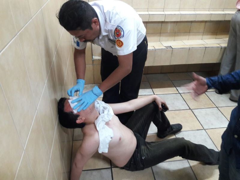 Un estudiante es atendido por un socorrista en el edificio S-2 de la Usac. (Foto Prensa Libre: Bomberos Voluntarios).