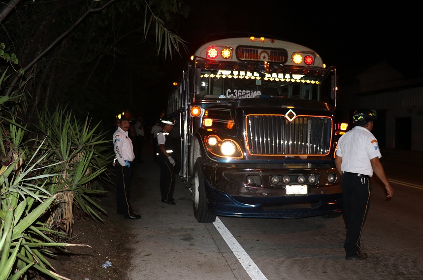 Un total de siete personas con crisis nerviosa, una herida de bala y un muerto, fue el resultado del asalto al bus. (Foto Prensa Libre: Renato Melgar)