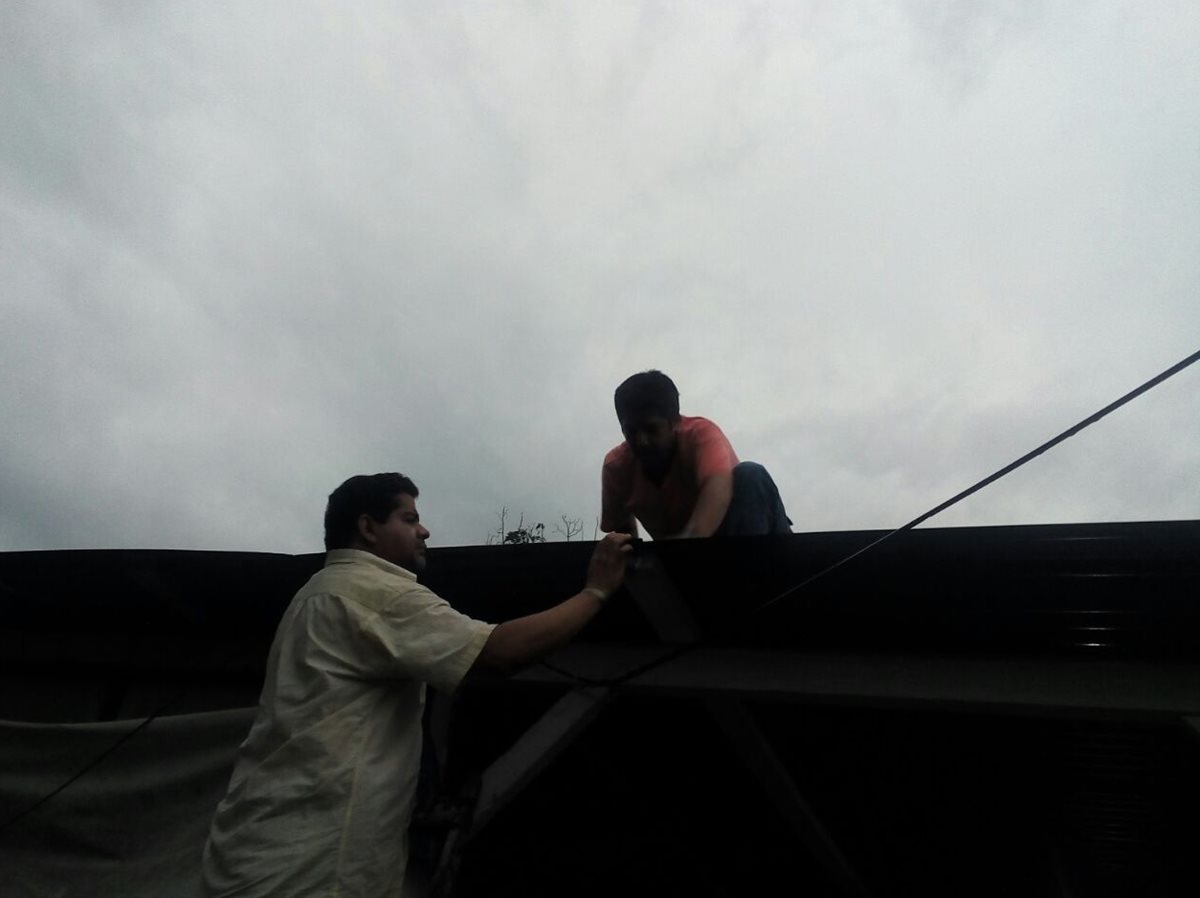 Afectados por ráfagas de viento en San Antonio Suchitepéquez intentan efectuar reparaciones en sus viviendas. (Foto Prensa Libre. Omar Méndez)
