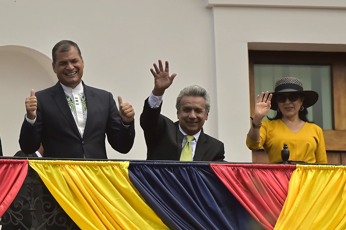 El candidato oficialista, Lenín Moreno (c), acompañado del presidente de Ecuador, Rafael Correa (i). (Foto Prensa Libre: EFE)