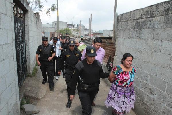 Ana Elizabeth García, Óscar Icaj Mixtún y un menor de edad fueron detenidos,  sindicados de asalto a turistas.