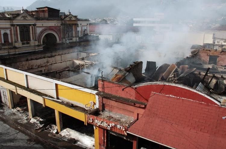 Un incendio en la zona 1 de Xela consumió varios locales comerciales. (Foto HemerotecaPL)