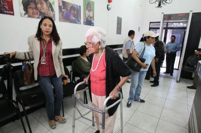 Pacientes de insuficiencia renal presentaron una denuncia en la PDH contra la empresa Pisa. (Fofo Prensa Libre: Paulo Raquec).