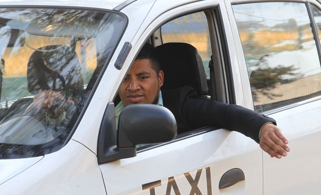 Después de un largo período sin empleo, aceptó el reto de conducir un taxi. (Foto Prensa Libre: Estuardo Paredes).