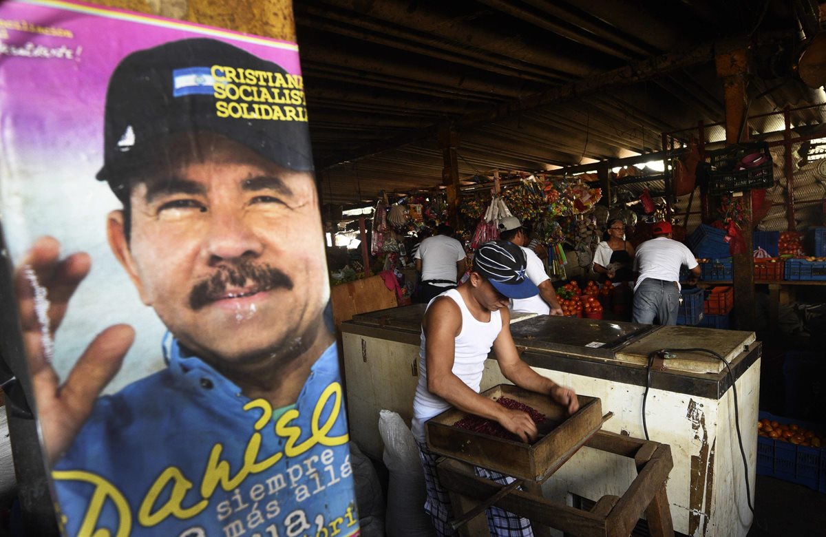 Una pancarta política de Daniel Ortega es vista en un mercado de Managua, Nicaragua. (Foto Prensa Libre: AFP).