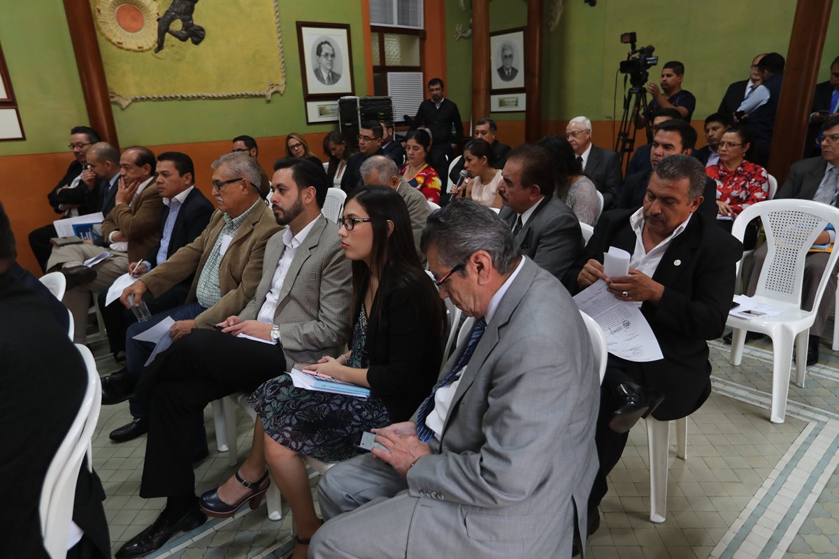 Representantes de partidos políticos escuchan a los magistrados, durante la reunión en la sede del TSE. (Foto Prensa Libre: Óscar Rivas)