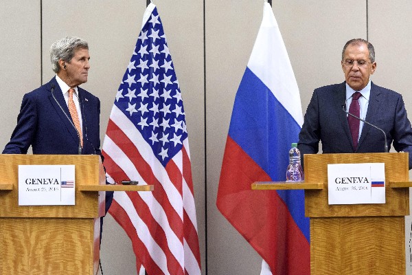 John Kerry, (D) y Serguei Lavrov (d), durante la conferencia de prensa en Ginebra, Suiza. (Foto Prensa Libre: EFE)