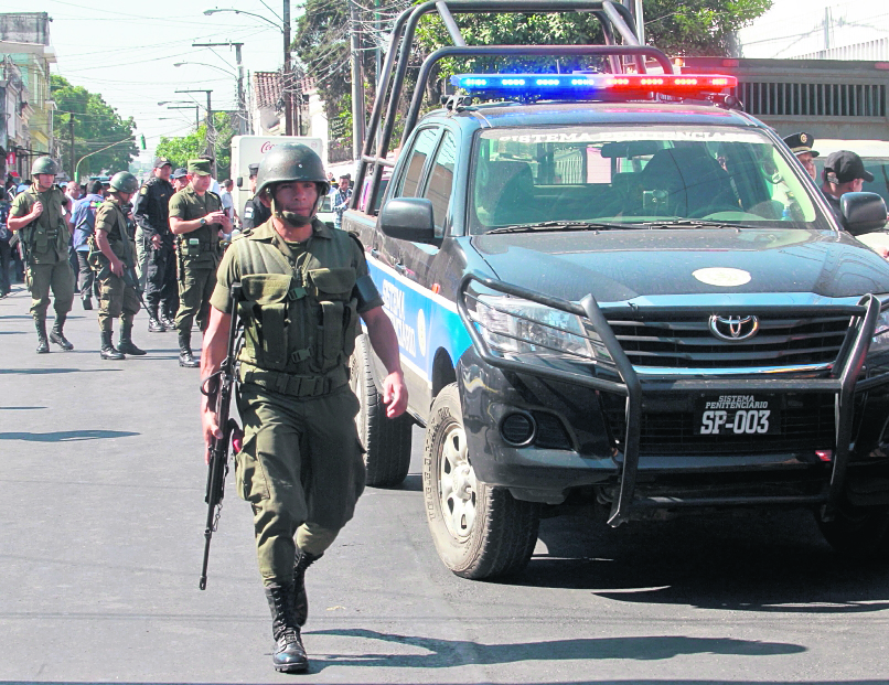 En marzo de 2015, pandilleros atentaron contra la fuerza pública afuera del hospital San Juan de Dios. (Foto Prensa Libre: Hemeroteca PL)