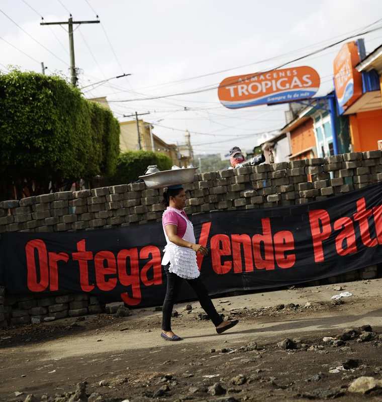 Una barricada se ecuentra en el barrio de Monimbó de la ciudad de Masaya, Nicaragua. (EFE).