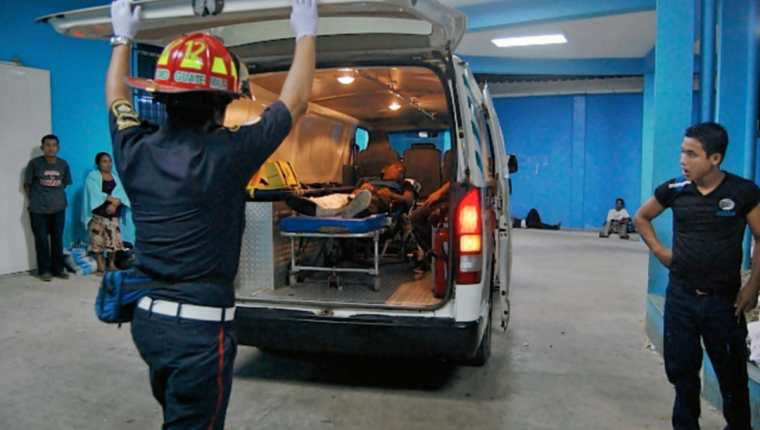 Los heridos  fueron trasladados a la emergencia del Hospital Regional de Coatepeque. (Foto Prensa Libre: Aléxander Coyoy)