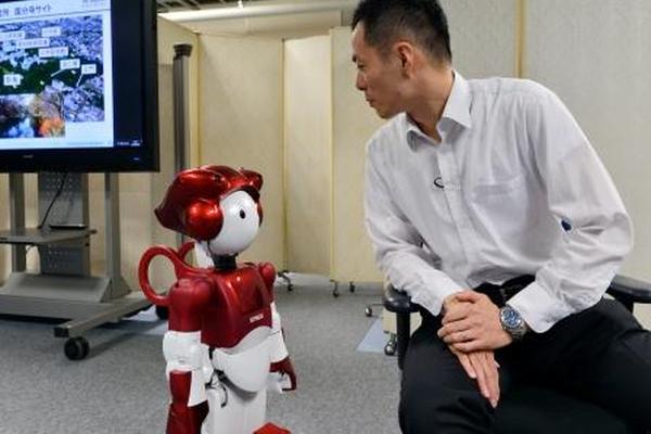Emiew es un robot japonés que sabe hacer bromas. (Foto Prensa Libre: AFP) 