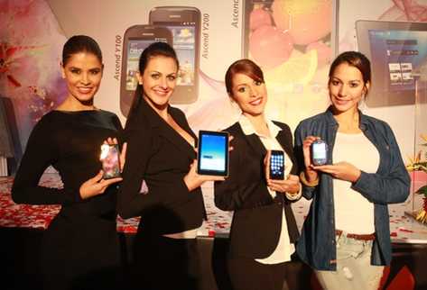 Ttres smartphones  y una tableta electrónica fueron presentados durante la actividad (Foto Prensa Libre: BILLY QUIJADA).