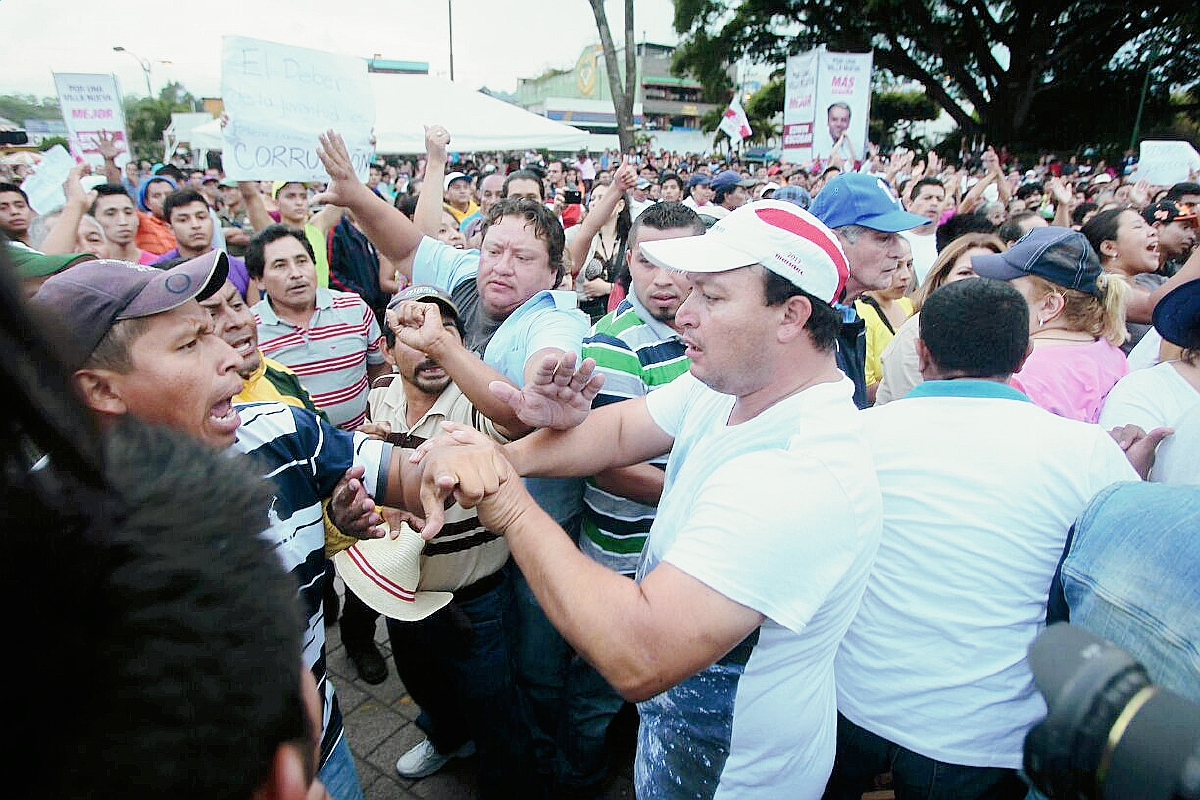 Durante un mitín de Líder en Villa Nueva, hubo un enfrentamiento entre simpatizantes y opositores de dicha agrupación política. (Foto Prensa Libre: Álvaro Interiano).