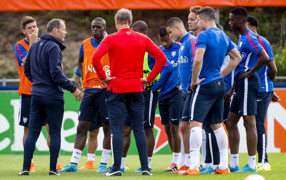 El seleccionador holandés Danny Blind da instrucciones a los jugadores durante una sesión de entrenamiento. (Foto Prensa Libre: EFE)