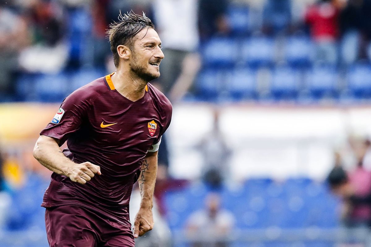 Francesco Totti rescata la victoria de la Roma contra la Sampdoria. (Foto Prensa Libre: AP)