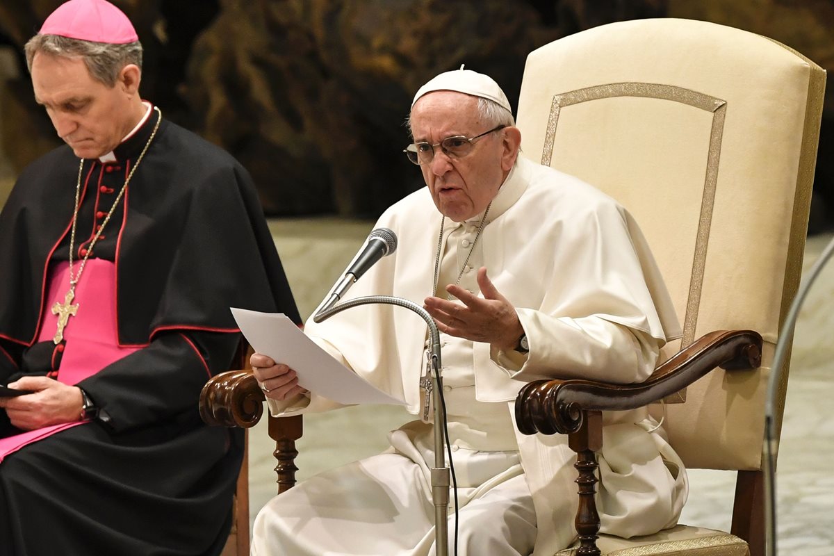 El papa Francisco (d) habla durante una audiencia general en la sala de Audiencia Paulo VI en el Vaticano. (Foto Prensa Libre: AP).