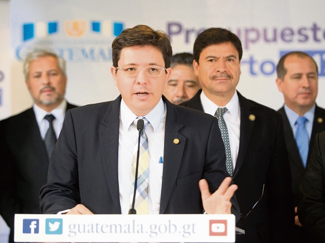 El ministro de Finanzas, Julio Héctor Estrada, junto autoridades de Justicia, en la reunión. (Foto Prensa Libre: Esbín García)