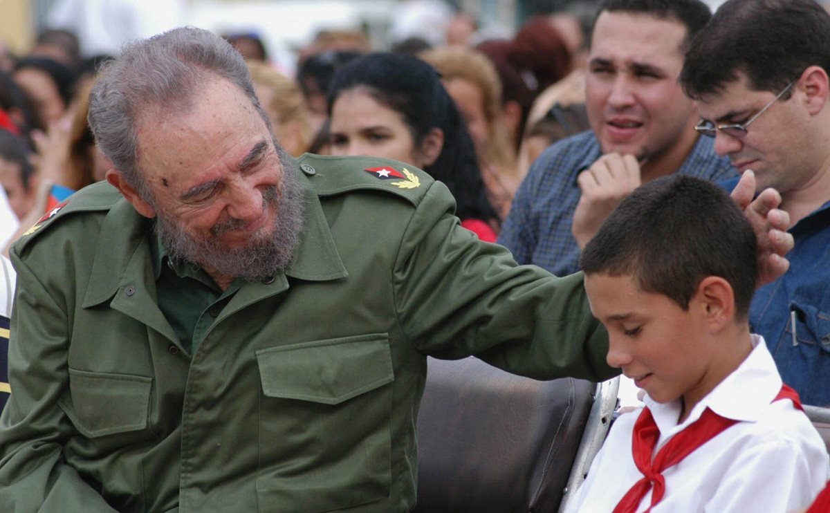 En esta fotografía de archivo del 2005 se ve a Fidel Castro tocando la cabeza del pequeño Elián González. (Foto Prensa Libre: EFE).