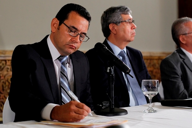 El presidente electo, Jimmy Morales, recibió llamadas telefónicas de mandatarios de otros países. (Foto Prensa Libre: Paulo Raquec)