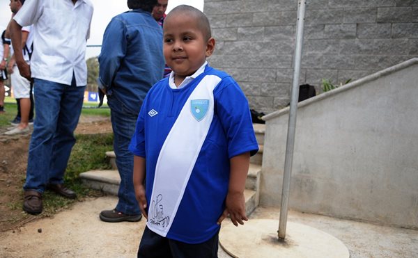 Dieguito portó con mucha alegría la camisola firmada por Carlos Ruiz. (Foto Prensa Libre: Hemeroteca PL)
