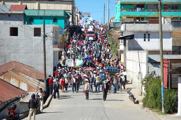 Unos dos mil vecinos de varios municipios de San Marcos efectuaron una marcha en San José Ojetenam para protestar contra la actividad minera en ese departamento. (Foto Prensa Libre: Aroldo Marroquín)<br _mce_bogus="1"/>