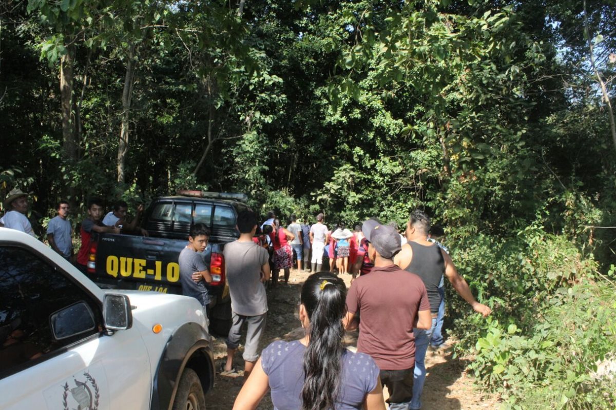 Curiosos permanecen en el lugar donde fue encontrado el cadáver. (Foto Prensa Libre: Rolando Miranda).