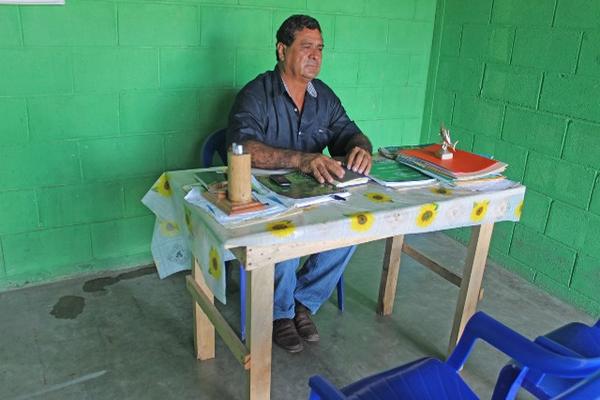 El alcalde de La Blanca, Aroldo Cordero, estableció el despacho municipal en el área urbana de la antigua aldea de Ocós, San Marcos. (Foto Prensa Libre: Alexánder Coyoy)
