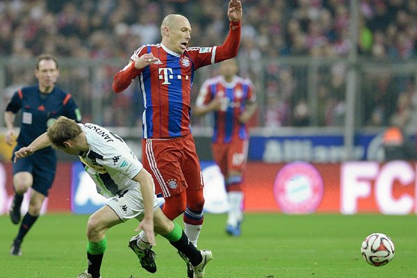 El jugador holandés Arjen Robben recibe una falta durante el partido de este domingo. (Foto Prensa Libre: AFP).