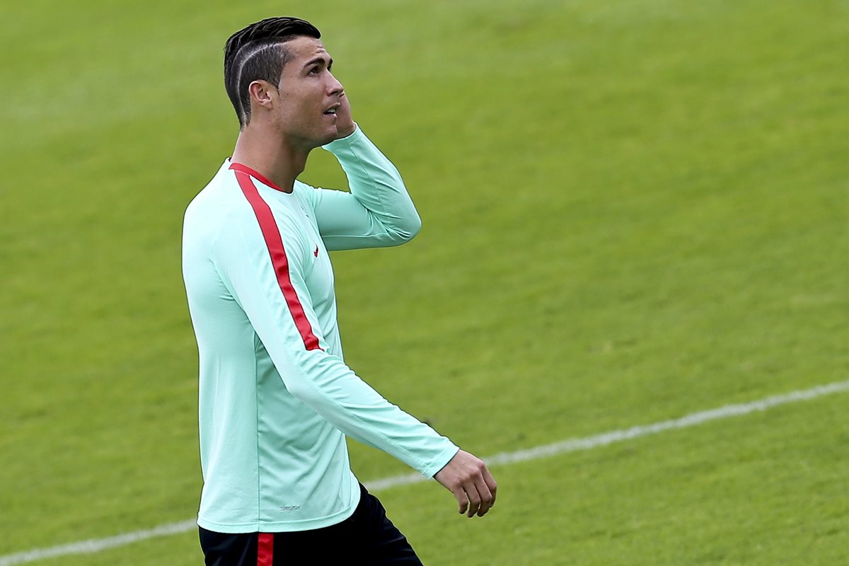 Así luce Cristiano con su nuevo estilo de pelo. (Foto Prensa Libre: EFE)