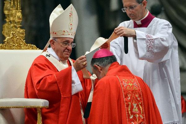 El papa Francisco impuso este domingo el palio a cinco arzobispos metropolitanos latinoamericanos, en una misa solemne en la basílica de San Pedro. (Foto Prensa Libre/AP)