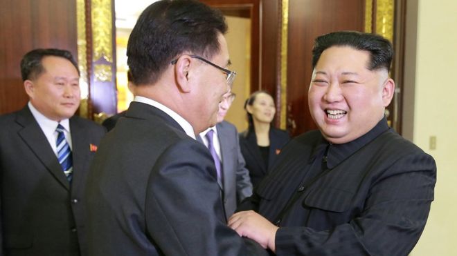 El líder norcoreano Kim Jong-un fue retratado dándoles la bienvenida a los miembros de la delegación surcoreana. REUTERS